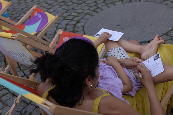 Kultursommer 2025: &quot;Das Wetter hier ist sehr schön, liebe Grüße!&quot; Gatzmaga, Hirth, Höllebauer, Marwan &amp; Peichl (Schrödingerplatz, 20.7.2025) Foto: eSeL.at - Lorenz Seidler