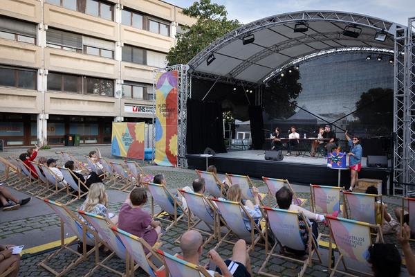 Kultursommer 2025: &quot;Das Wetter hier ist sehr schön, liebe Grüße!&quot; Gatzmaga, Hirth, Höllebauer, Marwan &amp; Peichl (Schrödingerplatz, 20.7.2025) Foto: eSeL.at - Lorenz Seidler