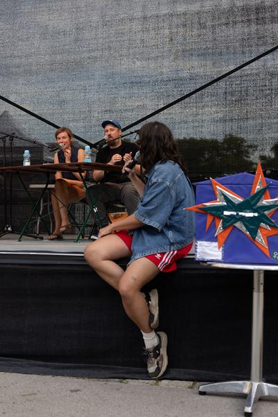 Kultursommer 2025: &quot;Das Wetter hier ist sehr schön, liebe Grüße!&quot; Gatzmaga, Hirth, Höllebauer, Marwan &amp; Peichl (Schrödingerplatz, 20.7.2025) Foto: eSeL.at - Lorenz Seidler
