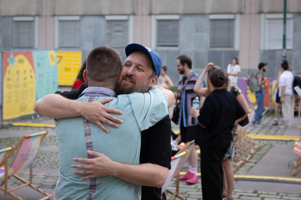 Kultursommer 2025: &quot;Das Wetter hier ist sehr schön, liebe Grüße!&quot; Gatzmaga, Hirth, Höllebauer, Marwan &amp; Peichl (Schrödingerplatz, 20.7.2025) Foto: eSeL.at - Lorenz Seidler