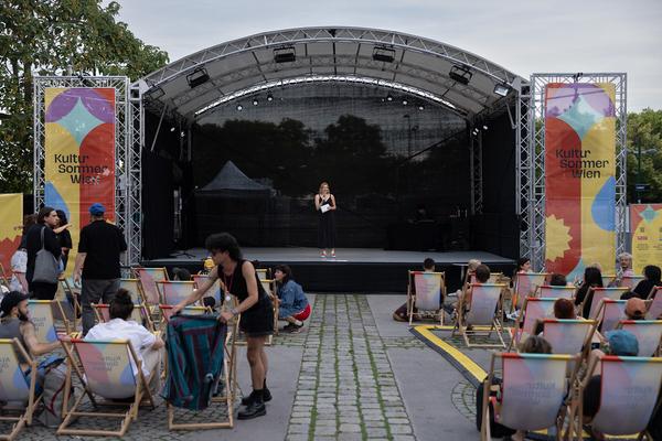 Kultursommer 2025: &quot;Das Wetter hier ist sehr schön, liebe Grüße!&quot; Gatzmaga, Hirth, Höllebauer, Marwan &amp; Peichl (Schrödingerplatz, 20.7.2025) Foto: eSeL.at - Lorenz Seidler