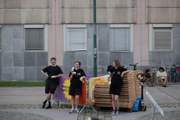 Kultursommer 2025: &quot;Das Wetter hier ist sehr schön, liebe Grüße!&quot; Gatzmaga, Hirth, Höllebauer, Marwan &amp; Peichl (Schrödingerplatz, 20.7.2025) Foto: eSeL.at - Lorenz Seidler