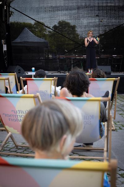 Kultursommer 2025: "Das Wetter hier ist sehr schön, liebe Grüße!" Gatzmaga, Hirth, Höllebauer, Marwan &amp; Peichl (Schrödingerplatz, 20.7.2025) Foto: eSeL.at - Lorenz Seidler