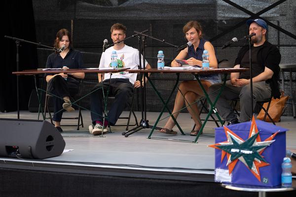Kultursommer 2025: "Das Wetter hier ist sehr schön, liebe Grüße!" Gatzmaga, Hirth, Höllebauer, Marwan &amp; Peichl (Schrödingerplatz, 20.7.2025) Foto: eSeL.at - Lorenz Seidler