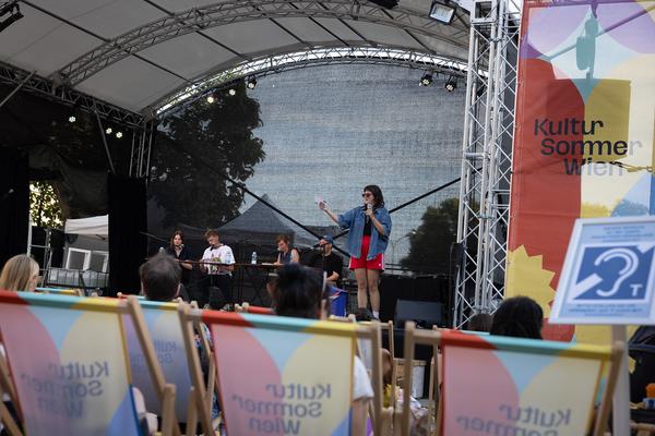 Kultursommer 2025: "Das Wetter hier ist sehr schön, liebe Grüße!" Gatzmaga, Hirth, Höllebauer, Marwan &amp; Peichl (Schrödingerplatz, 20.7.2025) Foto: eSeL.at - Lorenz Seidler
