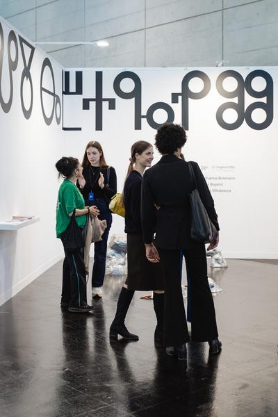 Angewandte Trans Arts Stand @ Vienna Contemporary 2025 (Messe Wien Halle D, 11.09.2025) Foto: eSeL.at - Robert Puteanu