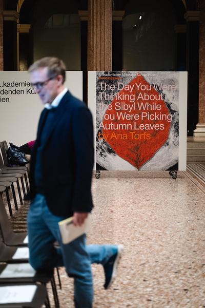 The Day You Were Thinking About the Sibyl While You Were Picking Autumn Leaves - An Insert by Ana Torfs (Gemäldegalerie - Akademie der Bildenden Künste Wien, 02.10.2025) Foto: eSeL.at - Robert Puteanu