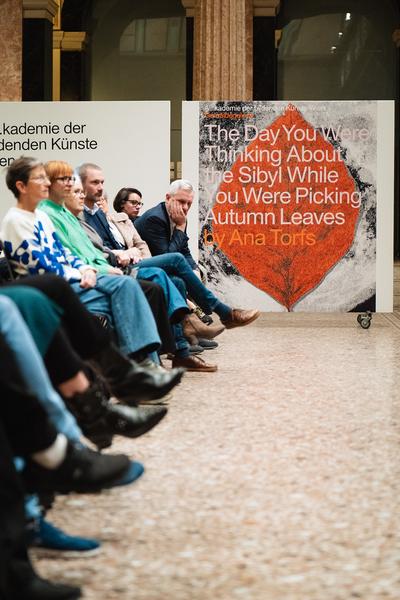 The Day You Were Thinking About the Sibyl While You Were Picking Autumn Leaves - An Insert by Ana Torfs (Gemäldegalerie - Akademie der Bildenden Künste Wien, 02.10.2025) Foto: eSeL.at - Robert Puteanu