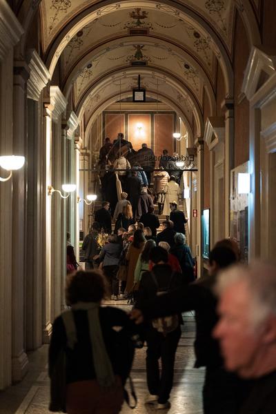 The Day You Were Thinking About the Sibyl While You Were Picking Autumn Leaves - An Insert by Ana Torfs (Gemäldegalerie - Akademie der Bildenden Künste Wien, 02.10.2025) Foto: eSeL.at - Robert Puteanu