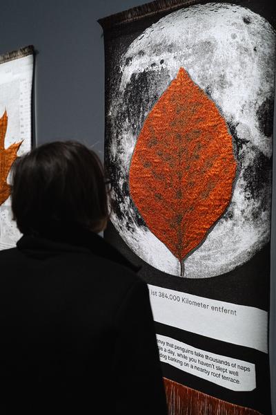 The Day You Were Thinking About the Sibyl While You Were Picking Autumn Leaves - An Insert by Ana Torfs (Gemäldegalerie - Akademie der Bildenden Künste Wien, 02.10.2025) Foto: eSeL.at - Robert Puteanu