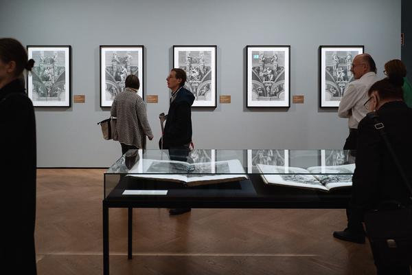 The Day You Were Thinking About the Sibyl While You Were Picking Autumn Leaves - An Insert by Ana Torfs (Gemäldegalerie - Akademie der Bildenden Künste Wien, 02.10.2025) Foto: eSeL.at - Robert Puteanu