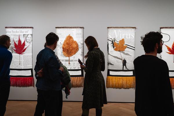 The Day You Were Thinking About the Sibyl While You Were Picking Autumn Leaves - An Insert by Ana Torfs (Gemäldegalerie - Akademie der Bildenden Künste Wien, 02.10.2025) Foto: eSeL.at - Robert Puteanu