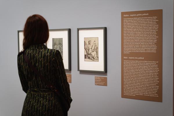 The Day You Were Thinking About the Sibyl While You Were Picking Autumn Leaves - An Insert by Ana Torfs (Gemäldegalerie - Akademie der Bildenden Künste Wien, 02.10.2025) Foto: eSeL.at - Robert Puteanu