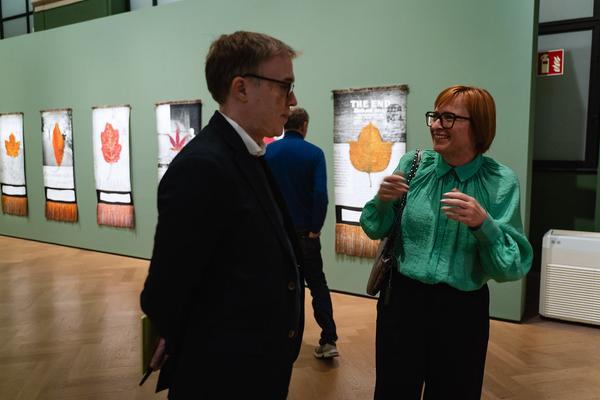 The Day You Were Thinking About the Sibyl While You Were Picking Autumn Leaves - An Insert by Ana Torfs (Gemäldegalerie - Akademie der Bildenden Künste Wien, 02.10.2025) Foto: eSeL.at - Robert Puteanu