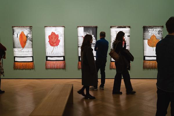 The Day You Were Thinking About the Sibyl While You Were Picking Autumn Leaves - An Insert by Ana Torfs (Gemäldegalerie - Akademie der Bildenden Künste Wien, 02.10.2025) Foto: eSeL.at - Robert Puteanu