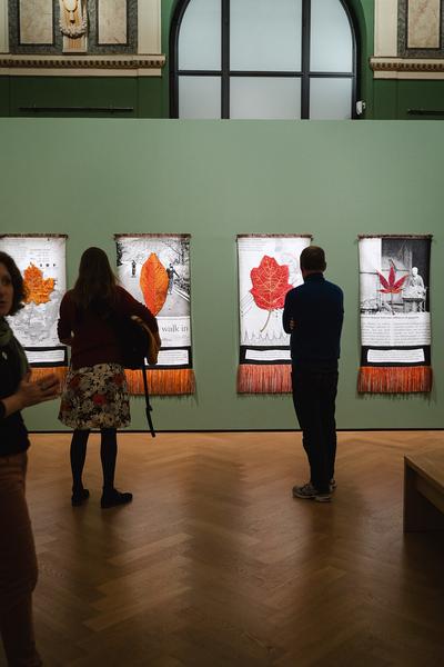 The Day You Were Thinking About the Sibyl While You Were Picking Autumn Leaves - An Insert by Ana Torfs (Gemäldegalerie - Akademie der Bildenden Künste Wien, 02.10.2025) Foto: eSeL.at - Robert Puteanu