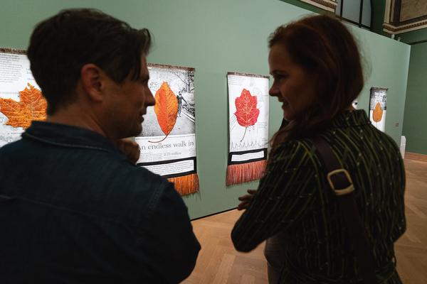 The Day You Were Thinking About the Sibyl While You Were Picking Autumn Leaves - An Insert by Ana Torfs (Gemäldegalerie - Akademie der Bildenden Künste Wien, 02.10.2025) Foto: eSeL.at - Robert Puteanu