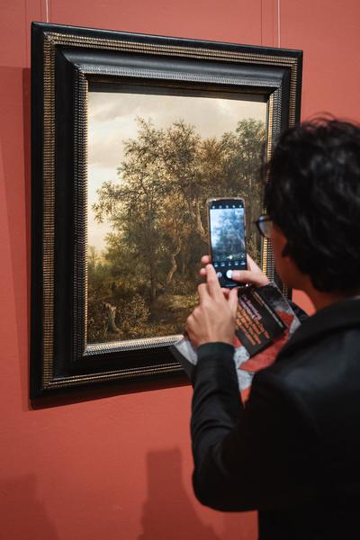 The Day You Were Thinking About the Sibyl While You Were Picking Autumn Leaves - An Insert by Ana Torfs (Gemäldegalerie - Akademie der Bildenden Künste Wien, 02.10.2025) Foto: eSeL.at - Robert Puteanu