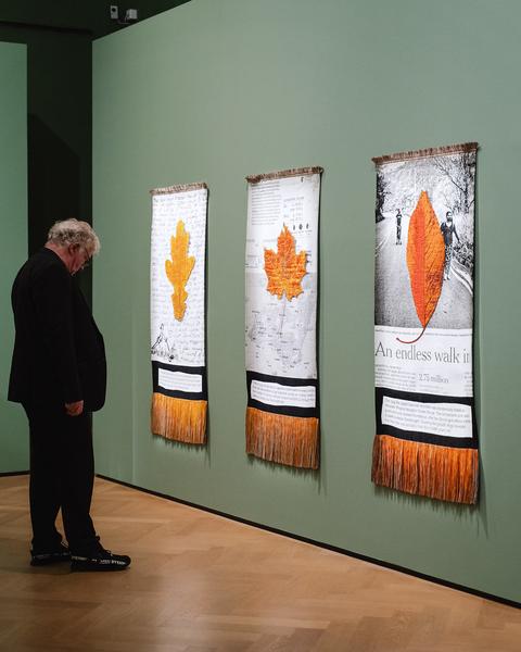 The Day You Were Thinking About the Sibyl While You Were Picking Autumn Leaves - An Insert by Ana Torfs (Gemäldegalerie - Akademie der Bildenden Künste Wien, 02.10.2025) Foto: eSeL.at - Robert Puteanu