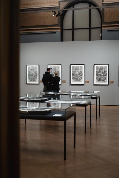 The Day You Were Thinking About the Sibyl While You Were Picking Autumn Leaves - An Insert by Ana Torfs (Gemäldegalerie - Akademie der Bildenden Künste Wien, 02.10.2025) Foto: eSeL.at - Robert Puteanu