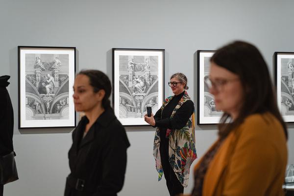 The Day You Were Thinking About the Sibyl While You Were Picking Autumn Leaves - An Insert by Ana Torfs (Gemäldegalerie - Akademie der Bildenden Künste Wien, 02.10.2025) Foto: eSeL.at - Robert Puteanu