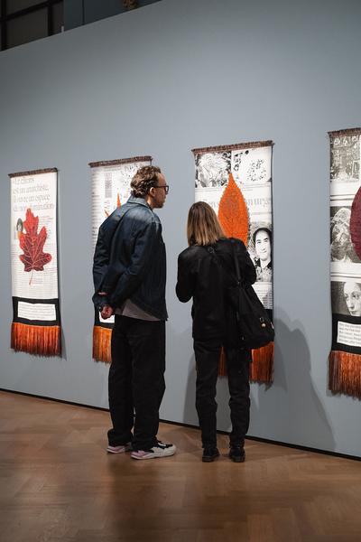 The Day You Were Thinking About the Sibyl While You Were Picking Autumn Leaves - An Insert by Ana Torfs (Gemäldegalerie - Akademie der Bildenden Künste Wien, 02.10.2025) Foto: eSeL.at - Robert Puteanu
