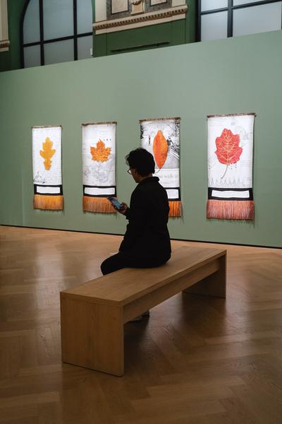 The Day You Were Thinking About the Sibyl While You Were Picking Autumn Leaves - An Insert by Ana Torfs (Gemäldegalerie - Akademie der Bildenden Künste Wien, 02.10.2025) Foto: eSeL.at - Robert Puteanu