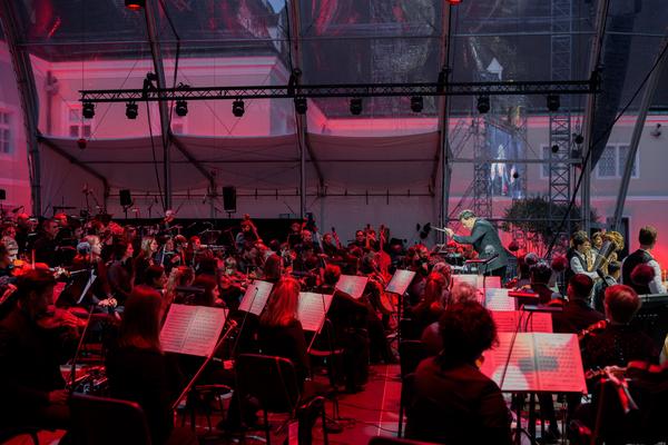 Domplatz Open Air: Tonkünstler &amp; Friends - Im Feuerstorm der Reben (Domplatz St. Pölten, 11.09.2025) Foto: eSeL.at - Joanna Pianka