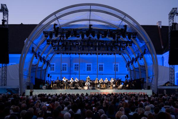 Domplatz Open Air: Tonkünstler &amp; Friends - Im Feuerstorm der Reben (Domplatz St. Pölten, 11.09.2025) Foto: eSeL.at - Joanna Pianka