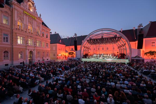 Domplatz Open Air: Tonkünstler &amp; Friends - Im Feuerstorm der Reben (Domplatz St. Pölten, 11.09.2025) Foto: eSeL.at - Joanna Pianka