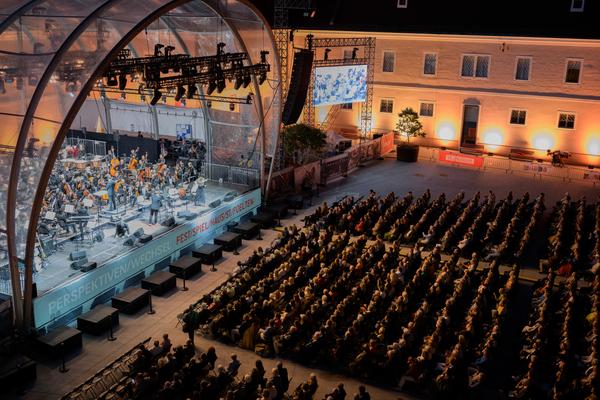 Domplatz Open Air: Tonkünstler &amp; Friends - Im Feuerstorm der Reben (Domplatz St. Pölten, 11.09.2025) Foto: eSeL.at - Joanna Pianka