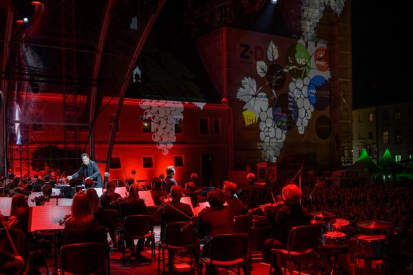 Domplatz Open Air: Tonkünstler &amp; Friends - Im Feuerstorm der Reben (Domplatz St. Pölten, 11.09.2025) Foto: eSeL.at - Joanna Pianka