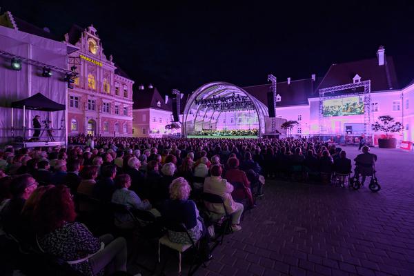 Domplatz Open Air: Tonkünstler &amp; Friends - Im Feuerstorm der Reben (Domplatz St. Pölten, 11.09.2025) Foto: eSeL.at - Joanna Pianka