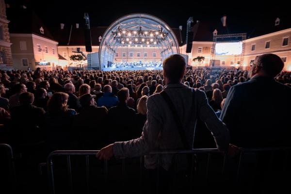 Domplatz Open Air: Tonkünstler &amp; Friends - Im Feuerstorm der Reben (Domplatz St. Pölten, 11.09.2025) Foto: eSeL.at - Joanna Pianka