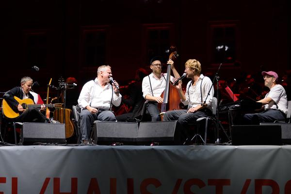 Domplatz Open Air: Tonkünstler &amp; Friends - Im Feuerstorm der Reben (Domplatz St. Pölten, 11.09.2025) Foto: eSeL.at - Joanna Pianka