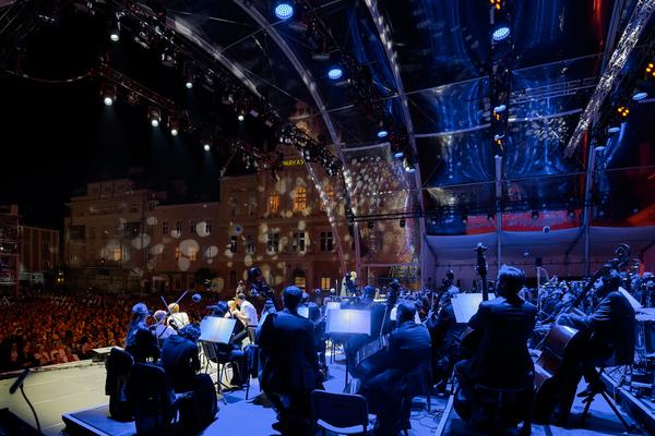 Domplatz Open Air: Tonkünstler &amp; Friends - Im Feuerstorm der Reben (Domplatz St. Pölten, 11.09.2025) Foto: eSeL.at - Joanna Pianka