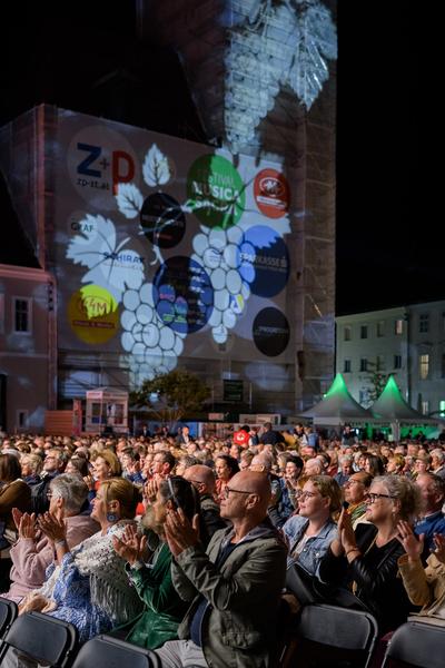 Domplatz Open Air: Tonkünstler &amp; Friends - Im Feuerstorm der Reben (Domplatz St. Pölten, 11.09.2025) Foto: eSeL.at - Joanna Pianka