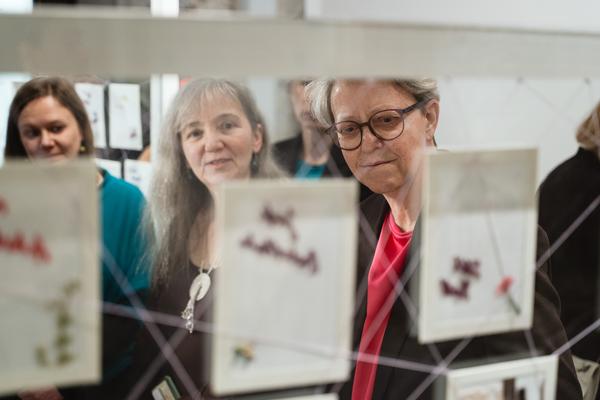 Eingestickt. Zur Erinnerung an 67 Menschen, die 1940 in Hartheim ermordet wurden. 10.12.2025 - 10.05.2026 (Haus der Geschichte Österreich, 10.12.2025) Foto: eSeL.at - Robert Puteanu