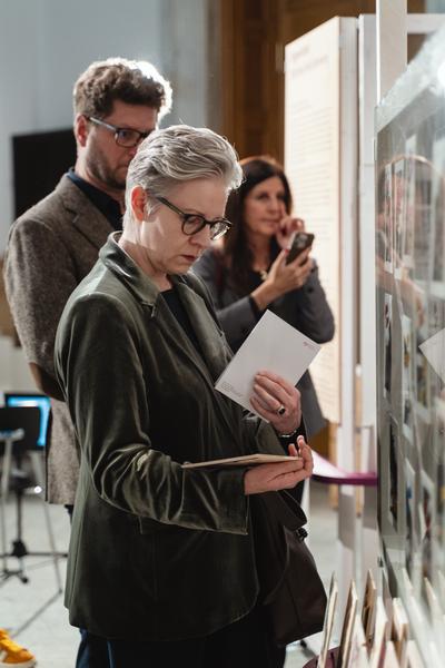 Eingestickt. Zur Erinnerung an 67 Menschen, die 1940 in Hartheim ermordet wurden. 10.12.2025 - 10.05.2026 (Haus der Geschichte Österreich, 10.12.2025) Foto: eSeL.at - Robert Puteanu