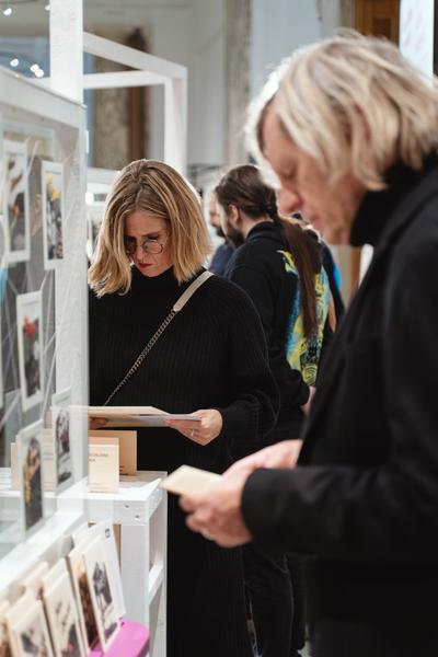 Eingestickt. Zur Erinnerung an 67 Menschen, die 1940 in Hartheim ermordet wurden. 10.12.2025 - 10.05.2026 (Haus der Geschichte Österreich, 10.12.2025) Foto: eSeL.at - Robert Puteanu