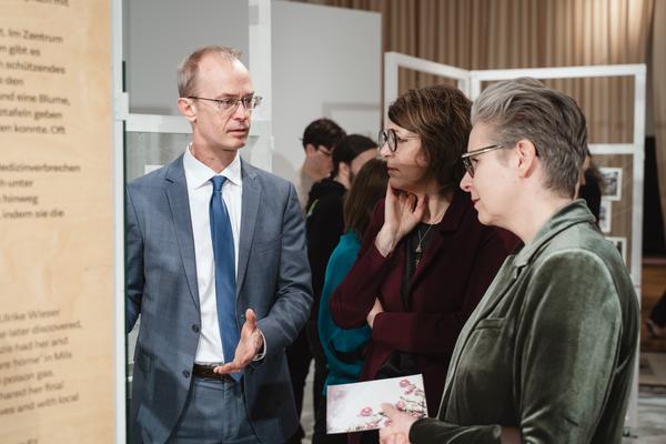 Eingestickt. Zur Erinnerung an 67 Menschen, die 1940 in Hartheim ermordet wurden. 10.12.2025 - 10.05.2026 (Haus der Geschichte Österreich, 10.12.2025) Foto: eSeL.at - Robert Puteanu