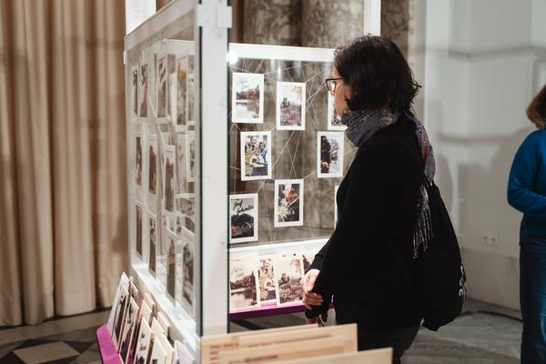 Eingestickt. Zur Erinnerung an 67 Menschen, die 1940 in Hartheim ermordet wurden. 10.12.2025 - 10.05.2026 (Haus der Geschichte Österreich, 10.12.2025) Foto: eSeL.at - Robert Puteanu