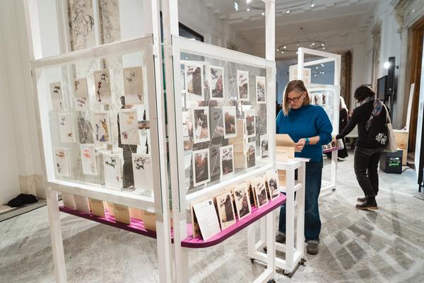 Eingestickt. Zur Erinnerung an 67 Menschen, die 1940 in Hartheim ermordet wurden. 10.12.2025 - 10.05.2026 (Haus der Geschichte Österreich, 10.12.2025) Foto: eSeL.at - Robert Puteanu