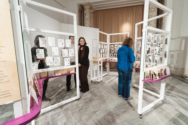 Eingestickt. Zur Erinnerung an 67 Menschen, die 1940 in Hartheim ermordet wurden. 10.12.2025 - 10.05.2026 (Haus der Geschichte Österreich, 10.12.2025) Foto: eSeL.at - Robert Puteanu