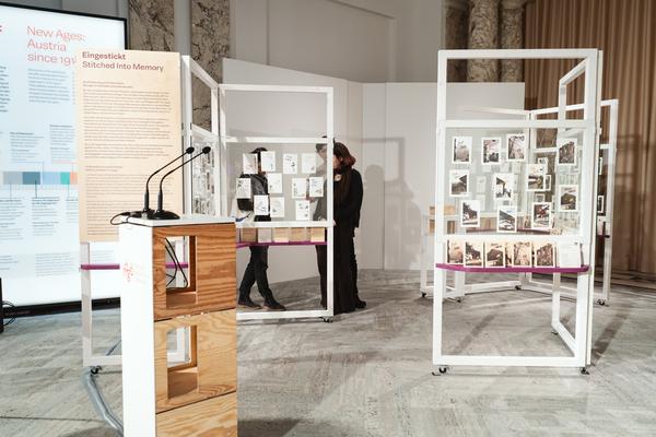 Eingestickt. Zur Erinnerung an 67 Menschen, die 1940 in Hartheim ermordet wurden. 10.12.2025 - 10.05.2026 (Haus der Geschichte Österreich, 10.12.2025) Foto: eSeL.at - Robert Puteanu