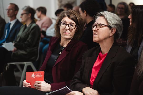 Eingestickt. Zur Erinnerung an 67 Menschen, die 1940 in Hartheim ermordet wurden. 10.12.2025 - 10.05.2026 (Haus der Geschichte Österreich, 10.12.2025) Foto: eSeL.at - Robert Puteanu