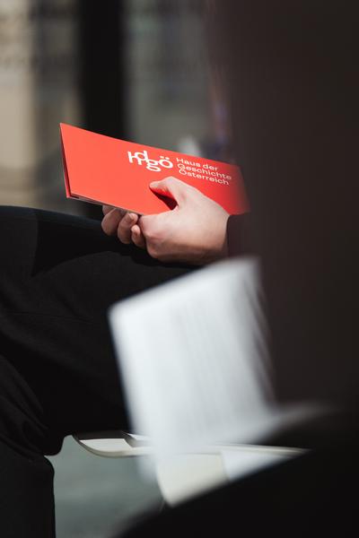 Eingestickt. Zur Erinnerung an 67 Menschen, die 1940 in Hartheim ermordet wurden. 10.12.2025 - 10.05.2026 (Haus der Geschichte Österreich, 10.12.2025) Foto: eSeL.at - Robert Puteanu