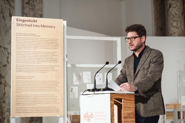 Eingestickt. Zur Erinnerung an 67 Menschen, die 1940 in Hartheim ermordet wurden. 10.12.2025 - 10.05.2026 (Haus der Geschichte Österreich, 10.12.2025) Foto: eSeL.at - Robert Puteanu