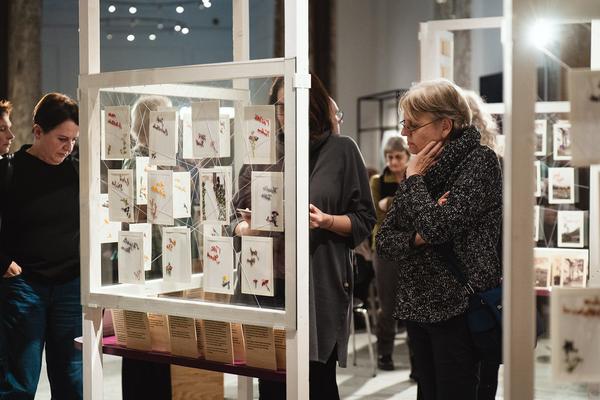 Eingestickt. Zur Erinnerung an 67 Menschen, die 1940 in Hartheim ermordet wurden. 10.12.2025 - 10.05.2026 (Haus der Geschichte Österreich, 10.12.2025) Foto: eSeL.at - Robert Puteanu