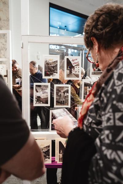 Eingestickt. Zur Erinnerung an 67 Menschen, die 1940 in Hartheim ermordet wurden. 10.12.2025 - 10.05.2026 (Haus der Geschichte Österreich, 10.12.2025) Foto: eSeL.at - Robert Puteanu